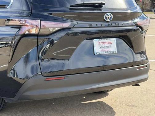 2024 Toyota Sienna LE