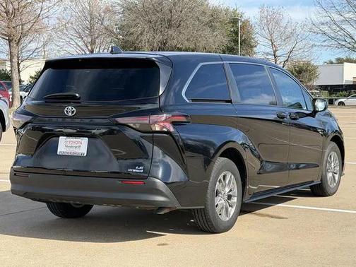 2024 Toyota Sienna LE