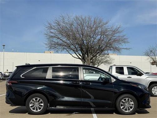 2024 Toyota Sienna LE