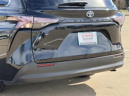 2024 Toyota Sienna LE