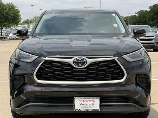 Amber 2022 Toyota Highlander L