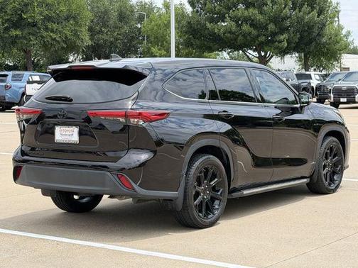 Amber 2022 Toyota Highlander L