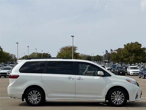2020 Toyota Sienna XLE