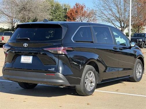 2024 Toyota Sienna LE