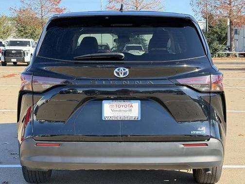 2024 Toyota Sienna LE