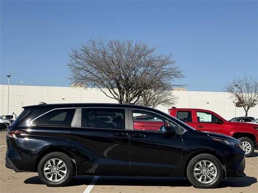 2024 Toyota Sienna LE
