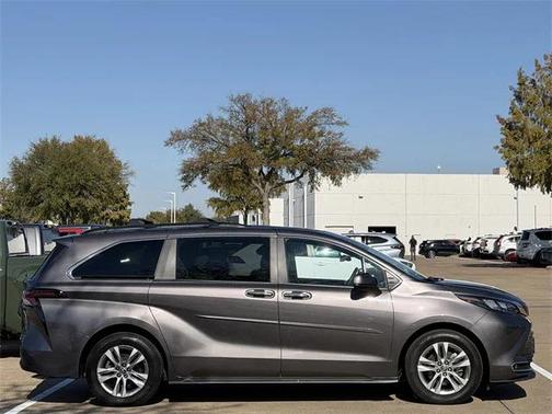 2024 Toyota Sienna XLE