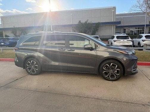 2025 Toyota Sienna Platinum