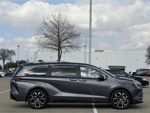 2025 Toyota Sienna Platinum