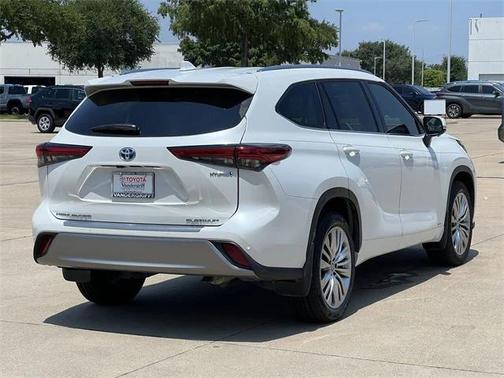 2023 Toyota Highlander Hybrid Platinum