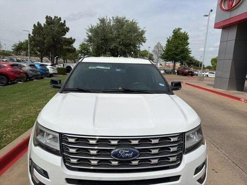 Oxford White 2017 Ford Explorer XLT