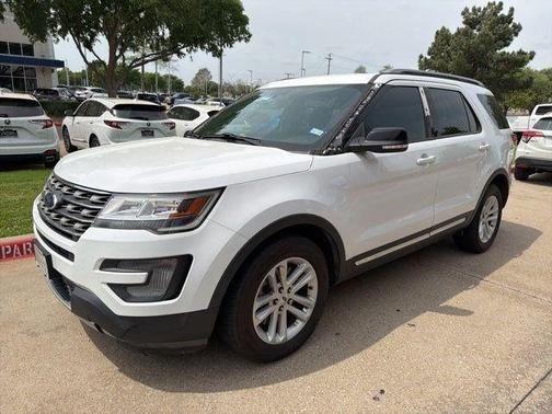 Oxford White 2017 Ford Explorer XLT