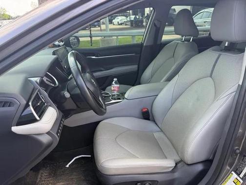 2022 Toyota Camry Hybrid XLE