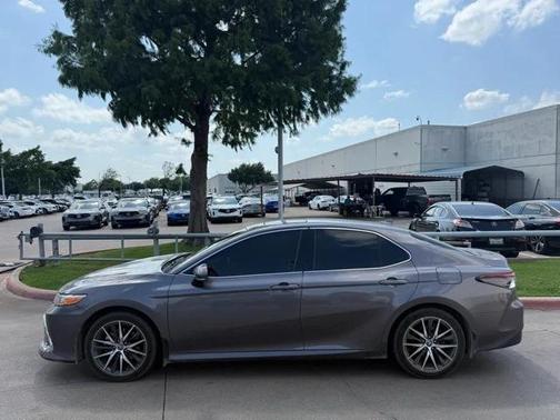 2022 Toyota Camry Hybrid XLE