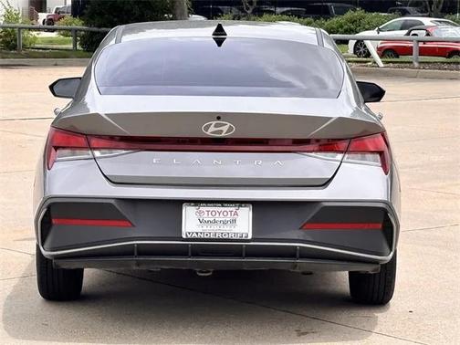 2024 Hyundai ELANTRA SE