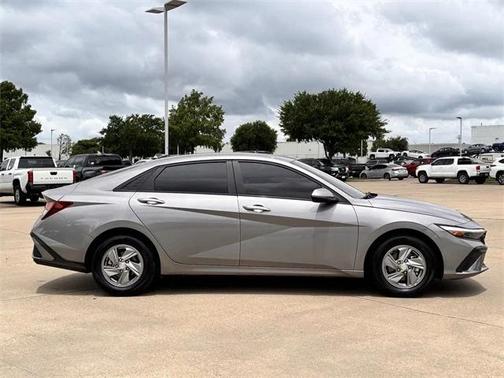 2024 Hyundai ELANTRA SE