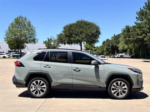 2022 Toyota RAV4 XLE Premium