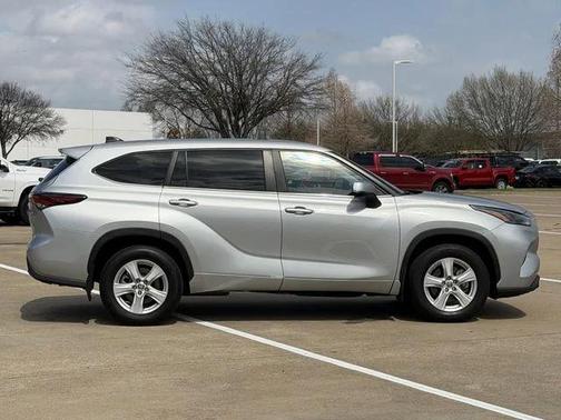 2024 Toyota Highlander LE