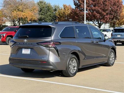 2024 Toyota Sienna LE