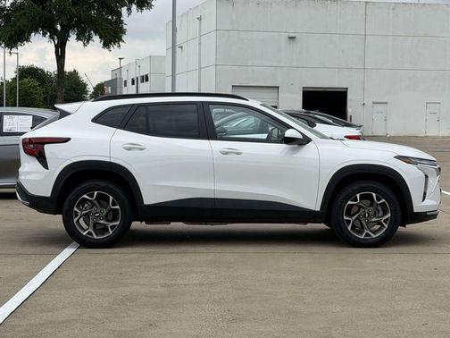 Summit White 2025 Chevrolet Trax LT