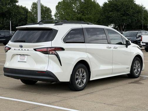 Blizzard Pearl 2021 Toyota Sienna XLE 8 Passenger