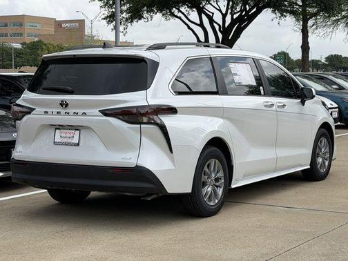 Wind Chill Pearl 2026 Toyota Sienna XLE