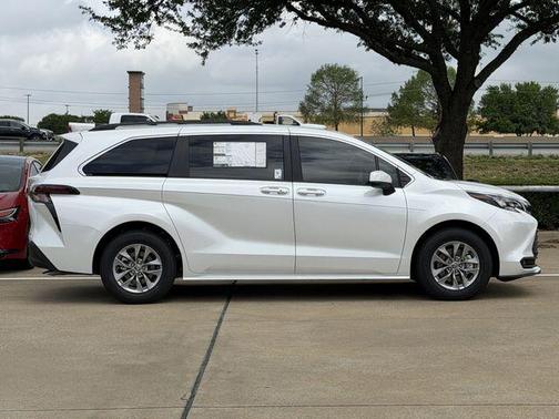 Wind Chill Pearl 2026 Toyota Sienna XLE
