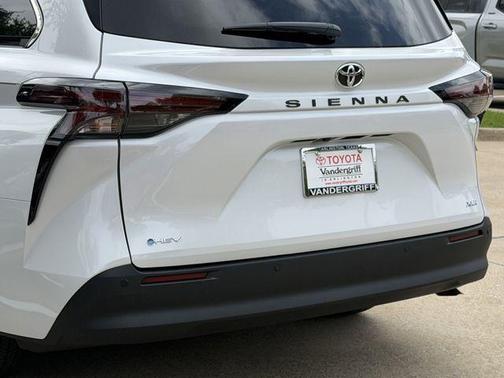 Wind Chill Pearl 2026 Toyota Sienna XLE