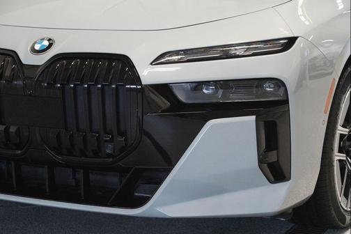 Brooklyn Grey Metallic 2023 BMW 740 i