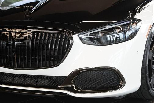 MANUFAKTUR Moonlight White Metallic 2024 Mercedes-Benz Maybach S 680 Maybach S 680