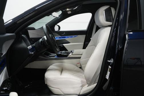 2025 BMW 740 i