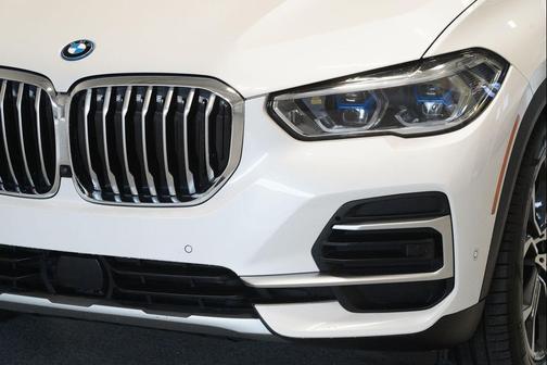 Mineral White Metallic 2023 BMW X5 PHEV xDrive45e