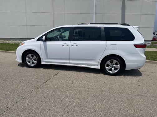 2020 Toyota Sienna LE