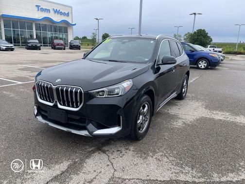 Black Sapphire Metallic 2025 BMW X1 xDrive28i