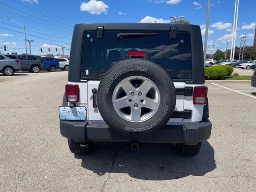 Bright White Clearcoat 2013 Jeep Wrangler Unlimited Sport