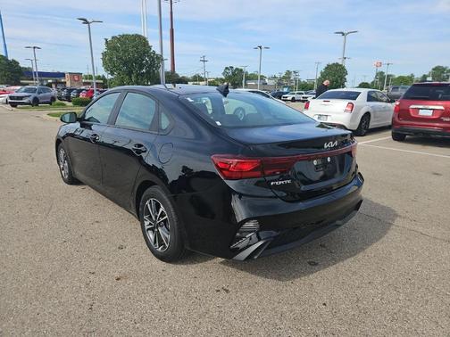 Aurora Black Pearl 2024 Kia Forte LXS