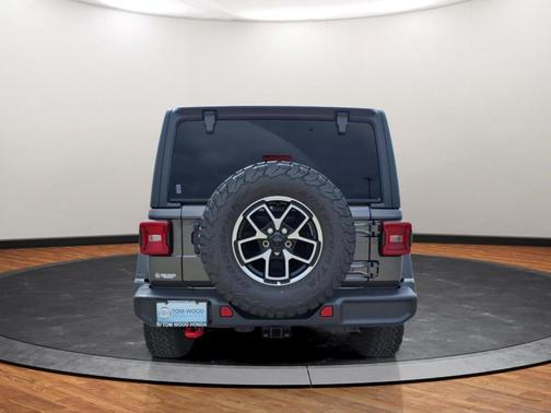 Granite Crystal Clearcoat Metallic 2025 Jeep Wrangler Rubicon