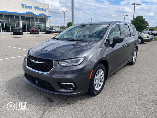 Granite Crystal Clearcoat Metallic 2023 Chrysler Pacifica Touring-L