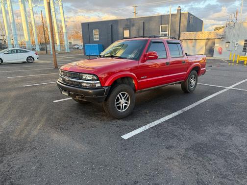 2004 Chevrolet S-10 LS Crew Cab