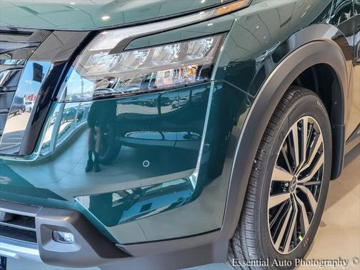 2025 Nissan Pathfinder Platinum 4WD