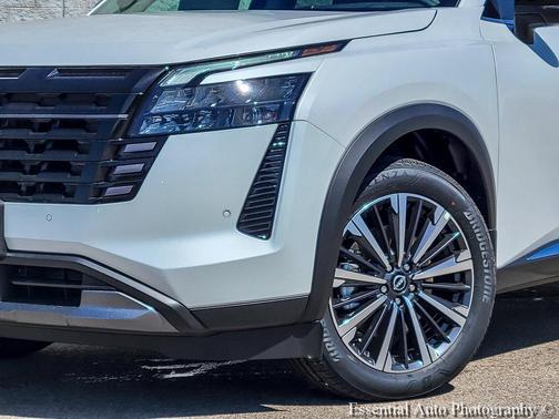 Everest White Pearl Tricoat 2026 Nissan Pathfinder Platinum