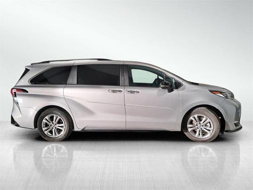 2023 Toyota Sienna XSE 7 Passenger