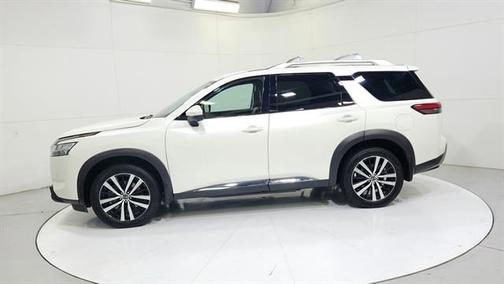 White 2023 Nissan Pathfinder Platinum