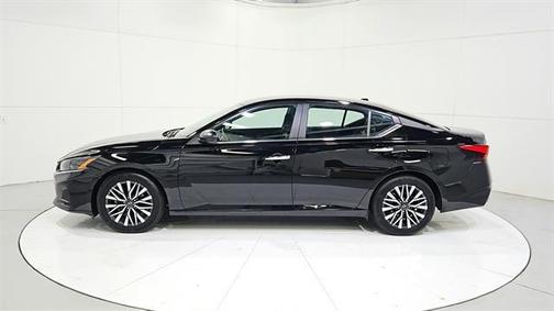 Super Black 2025 Nissan Altima SV