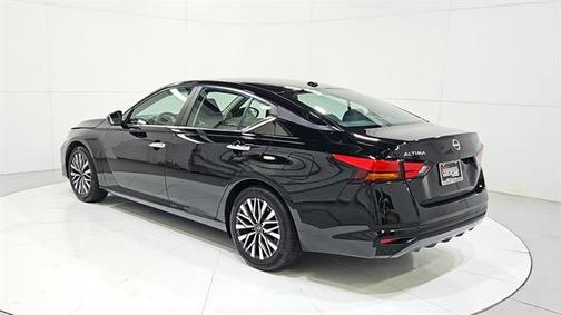 Super Black 2025 Nissan Altima SV
