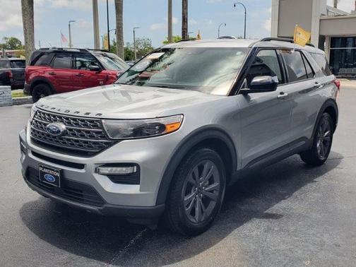 ICONIC SILVER METALLIC 2023 Ford Explorer XLT