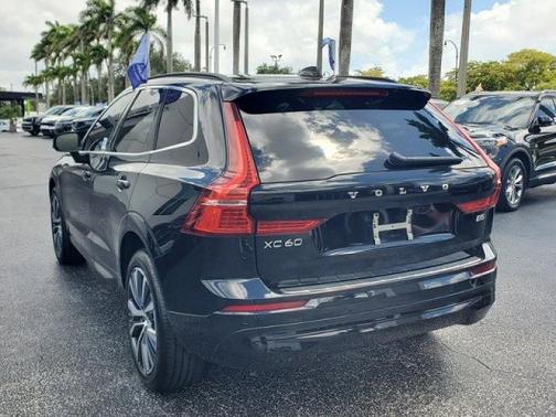 Onyx Black Metallic 2022 Volvo XC60 B5 MOMENTUM