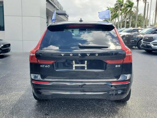 Onyx Black Metallic 2022 Volvo XC60 B5 MOMENTUM