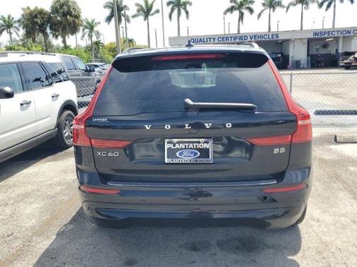 Onyx Black Metallic 2022 Volvo XC60 B5 MOMENTUM
