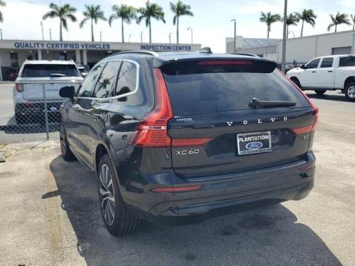 Onyx Black Metallic 2022 Volvo XC60 B5 MOMENTUM
